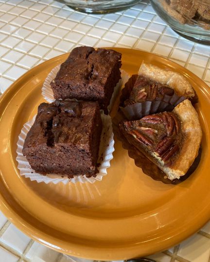 リンゴのブラウニーとペカンナッツパイ 